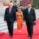Presideanta Xi Jinping ja Kina vuosttašroavvá, Peng Liyuan sávaiga Gonagasbárrii buresboahtima.